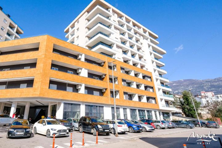 Ekskluzivan trosoban penthouse sa panoramskom terasom u Budvi