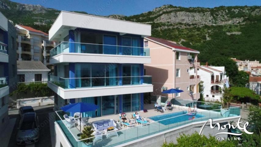 VILA SA BAZENOM U SRCU BUDVE SA PANORAMSKIM POGLEDOM