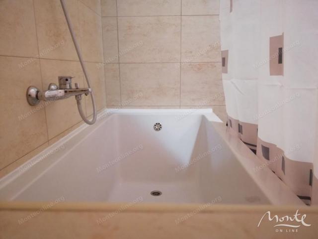 Prostran studio apartman s pogledom na more u Bečićima