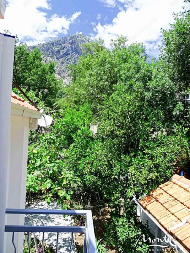 Kamena renovirana kuća sa 2 spavaće sobe u Orahovcu