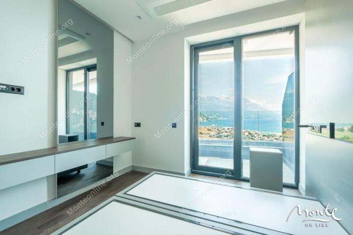 Apartman u premium kompleksu sa panoramskim pogledom na more u Bečićima