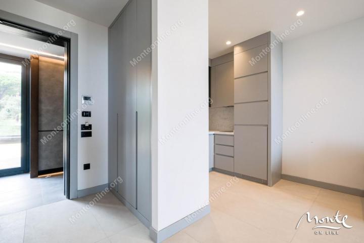 Apartman u premium kompleksu sa panoramskim pogledom na more u Bečićima