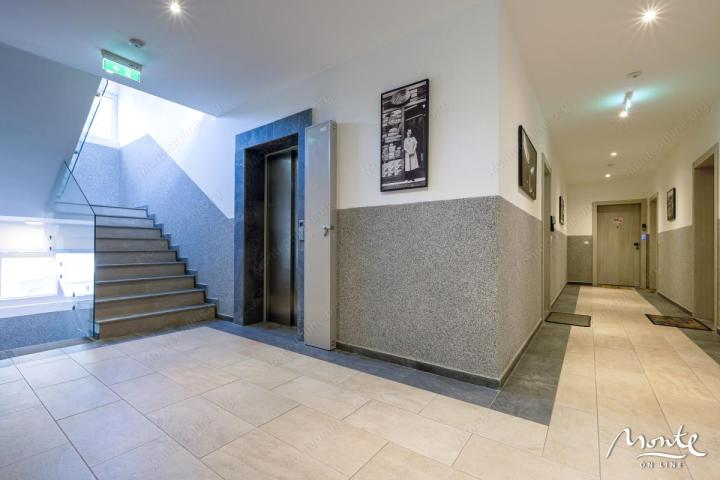 Ekskluzivan trosoban penthouse sa panoramskom terasom u Budvi