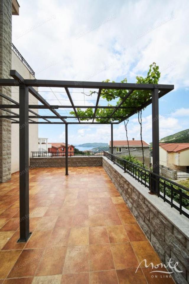 Udobna četverospratna vila u Bečićima sa bazenom i panoramskim pogledom