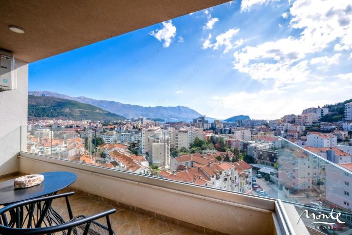 Ekskluzivan trosoban penthouse sa panoramskom terasom u Budvi