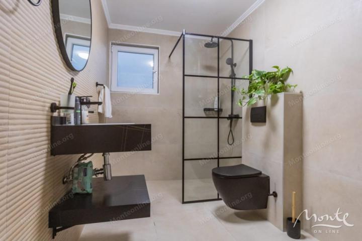 Villa La Costa u mirnom selu Markovići sa bazenom, tropskim palmama i elegantnim dizajnom