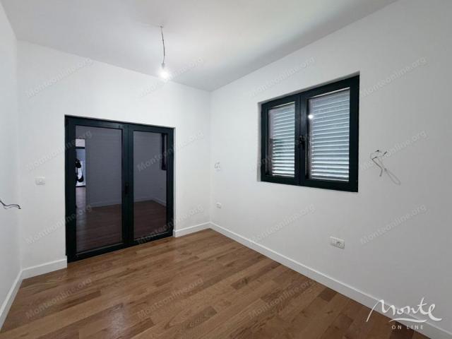 Stan sa 2 spavaće sobe u novom kompleksu u izgradnji u Tivtu