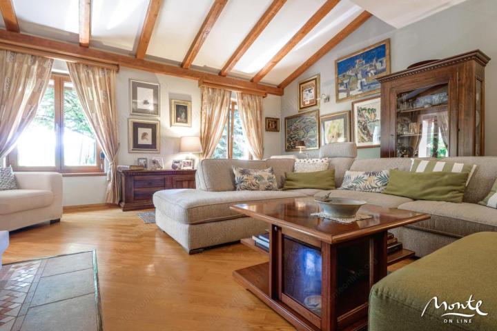 Prekrasna obiteljska vila sa bazenom i panoramskim pogledom na more
