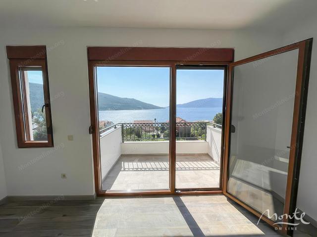 Dvosoban stan u kompleksu sa bazenom u Kumboru, Herceg Novi