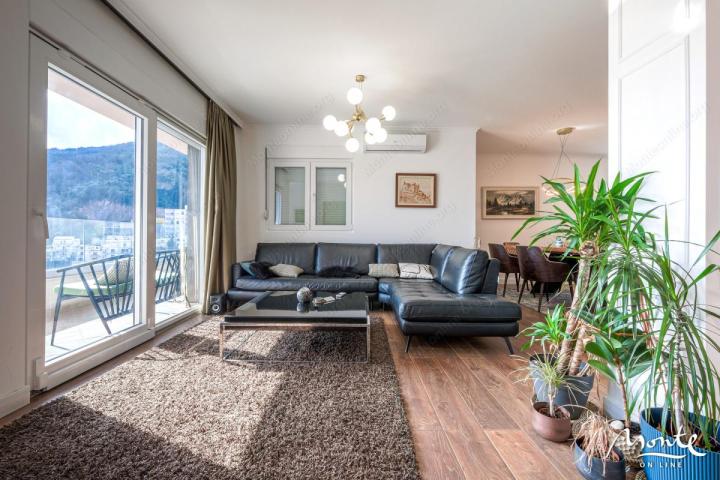 Ekskluzivan trosoban penthouse sa panoramskom terasom u Budvi