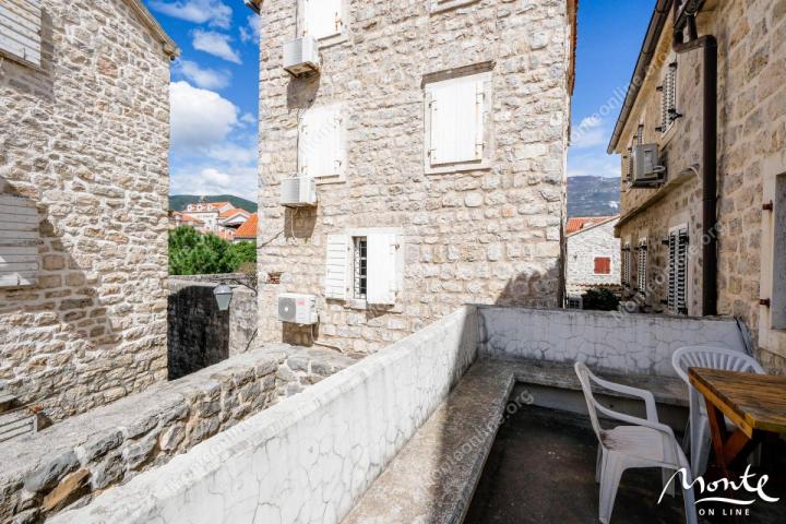 Jedinstvena gradska kuća na 3 sprata u Starom gradu Budve sa baštom