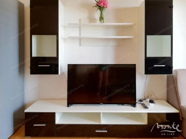 Prostran studio apartman s pogledom na more u Bečićima