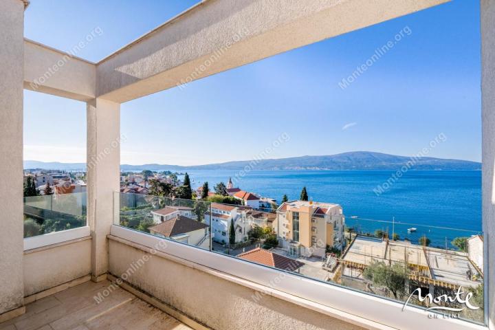 Prostran penthouse sa 2 spavaće sobe u Tivtu sa nevjerovatnim pogledom na more
