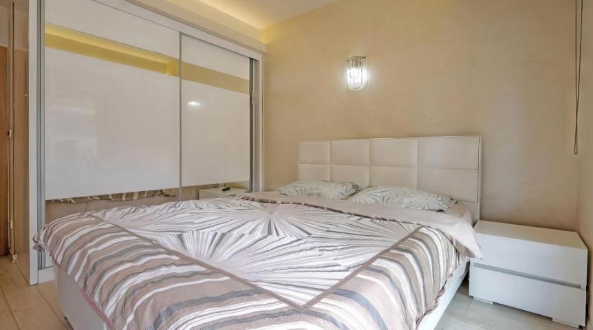 Ugodan dvosoban stan uz more u živopisnom naselju Rožino, Budva