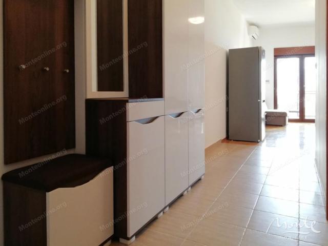 Prostran studio apartman s pogledom na more u Bečićima