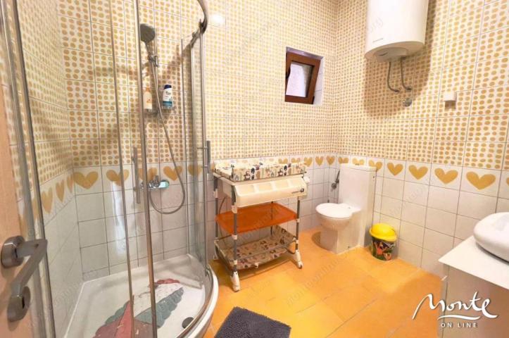 Moderna vila na prvoj liniji sa bazenom i panoramskim pogledom na more u Utehi