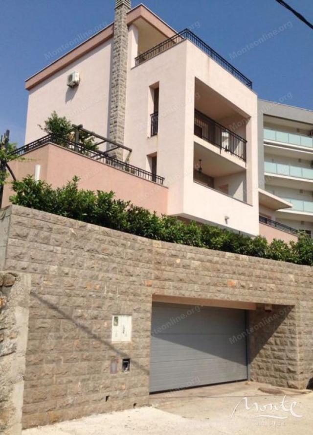 Udobna četverospratna vila u Bečićima sa bazenom i panoramskim pogledom