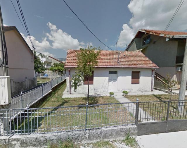 Plac sa tradicionalnom kamenom kućom u centru Cetinja