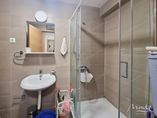 Udoban stan u novoj visokokvalitetnoj zgradi u naselju Dubovica, Budva