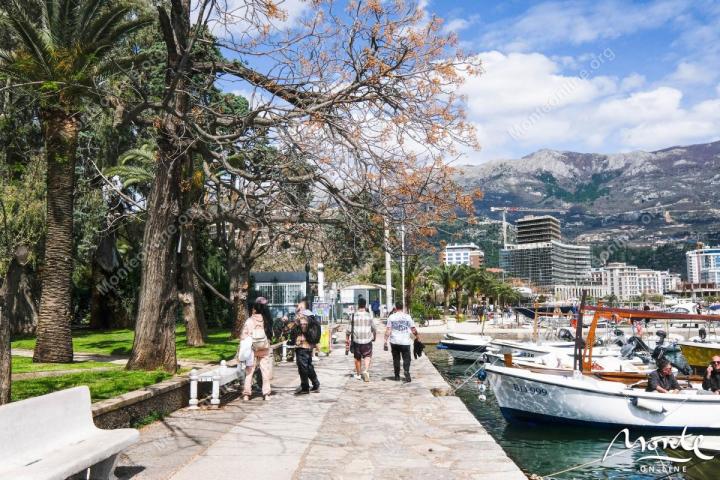 Jedinstvena gradska kuća na 3 sprata u Starom gradu Budve sa baštom