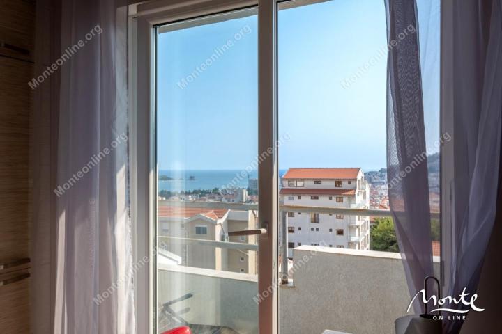 Komforan dvosoban stan s pogledom na more u naselju Lazi, Budva