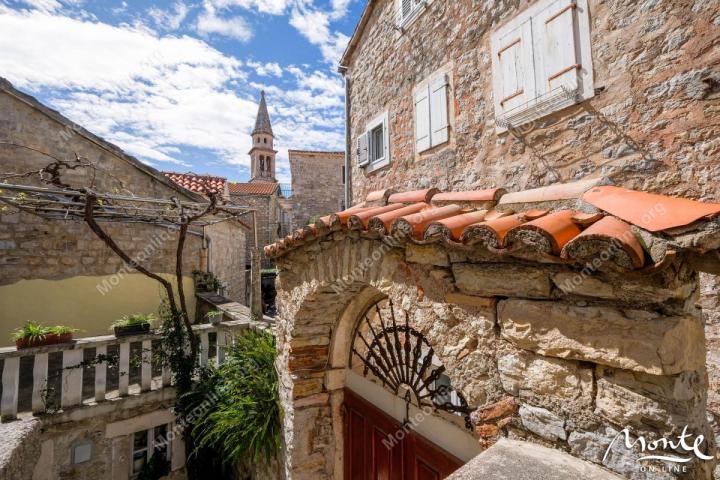 Jedinstvena gradska kuća na 3 sprata u Starom gradu Budve sa baštom