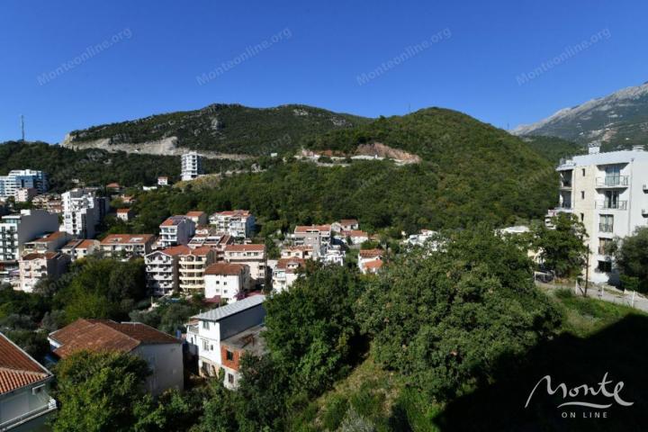 Prekrasan trosoban stan u Bečićima s pogledom na more