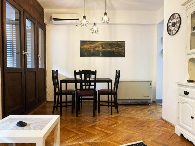 Prostran i svetao dvosoban stan u strogom centru živopisnog Ulcinja
