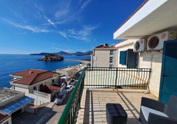 Sveti Stefan,  139m2 +  27m2 dve terase ,  duplex ,  sa nestvarnim  pogledom  na more
