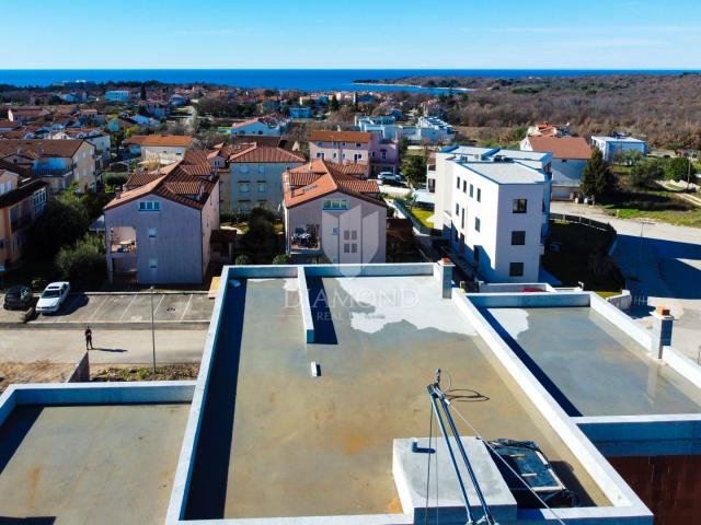 Poreč, idealna kuća sa pogledom na more i bazenom!