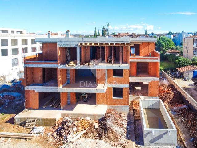 Poreč, idealna kuća sa pogledom na more i bazenom!