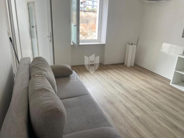 Etaže kuće sa studio apartmanima na odličnoj lokaciji u centru Pule!