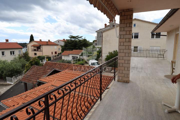 Pula, kuća sa poslovnim prostorom i dva stana!