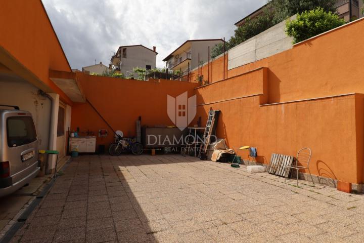 Pula, kuća sa poslovnim prostorom i dva stana!