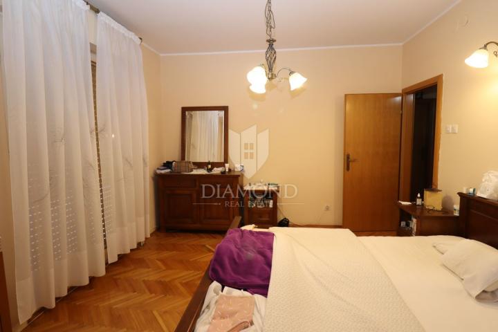 Pula, kuća sa poslovnim prostorom i dva stana!