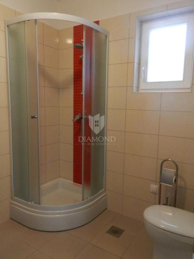 Kuća sa bazenom u blizini mora