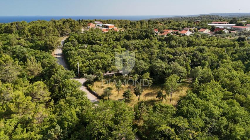 Rakalj, atraktivno zemljište na odličnoj lokaciji u blizini mora