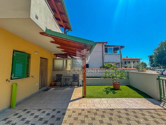 Novigrad, stan u prizemlju 150m od plaže i šetnice!