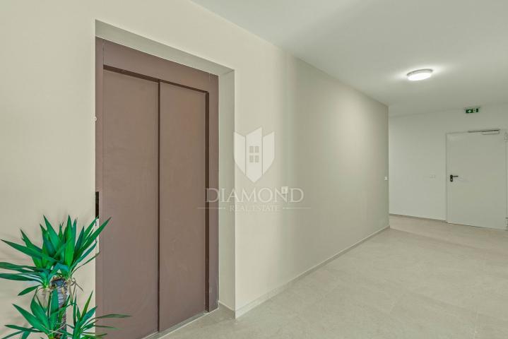 Novigrad, moderan stan 95 m2 sa 2 spavaće sobe i terasom!