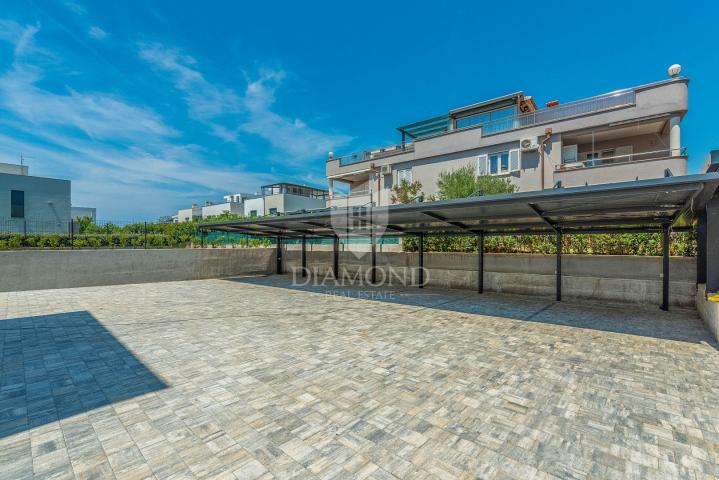 Novigrad, moderan stan 95 m2 sa 2 spavaće sobe i terasom!