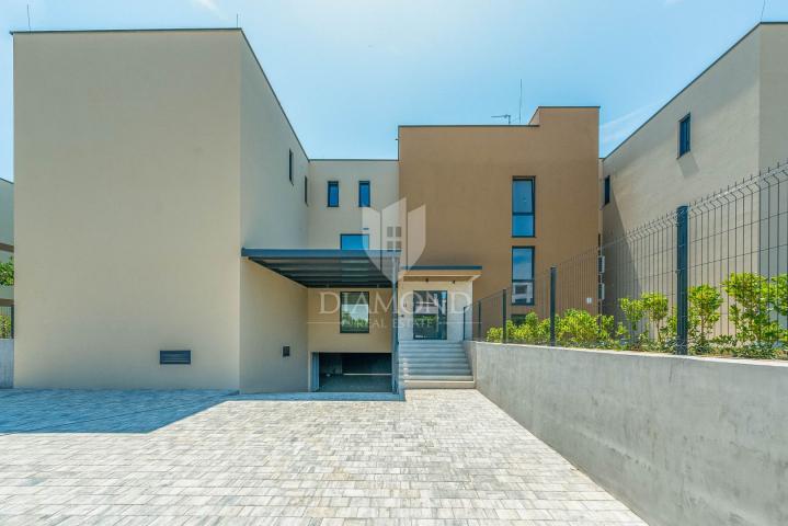 Novigrad, moderan stan 95 m2 sa 2 spavaće sobe i terasom!