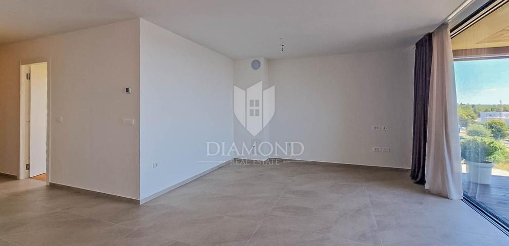 Novigrad, moderan stan 95 m2 sa 2 spavaće sobe i terasom!