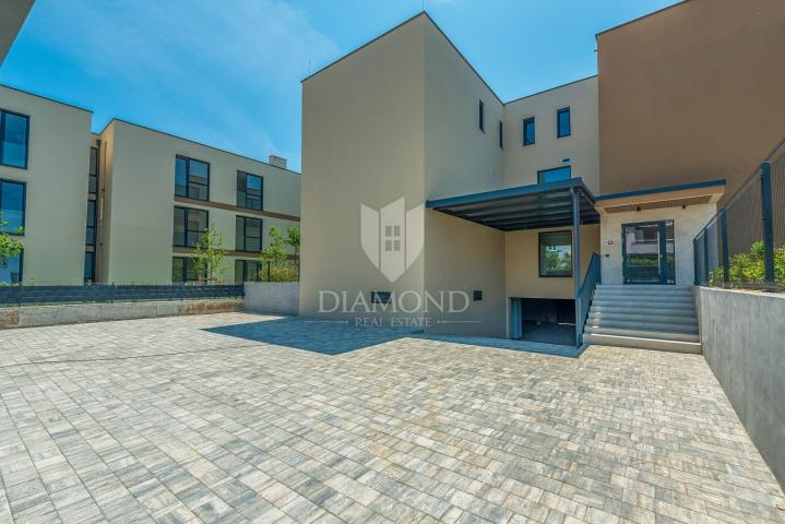 Novigrad, novi stan 94 m2 u prizemlju sa 148 m2 dvorišta!