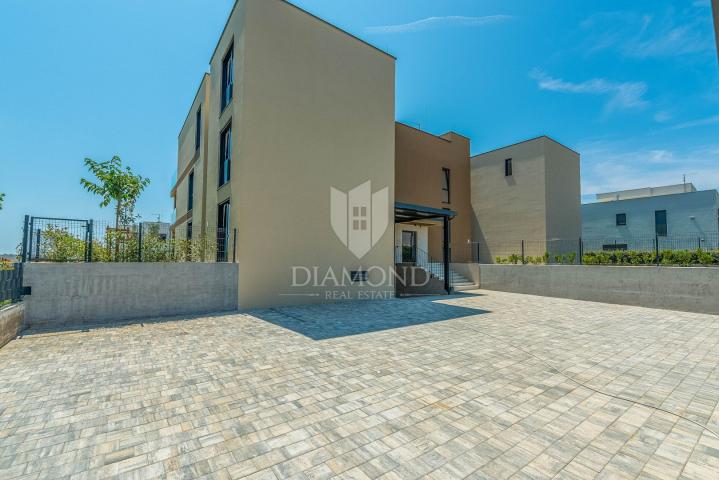 Novigrad, novi stan 94 m2 u prizemlju sa 148 m2 dvorišta!