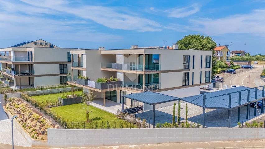 Novigrad, Luksuzan opremljen stan u prizemlju sa pogledom na more!