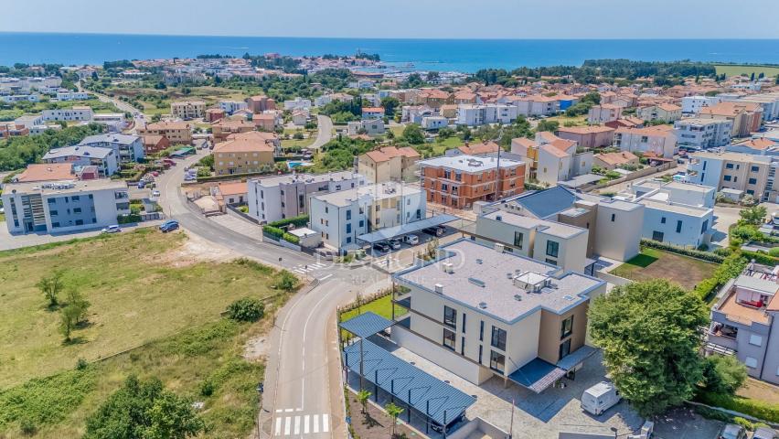 Novigrad, Luksuzan opremljen stan u prizemlju sa pogledom na more!