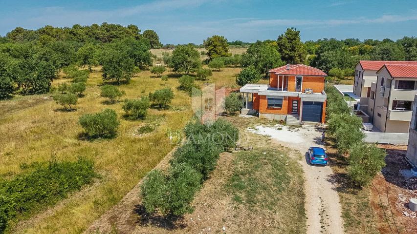 Novigrad! Samostojeća kuća sa 2 stana i 1.470 m2 okućnice!