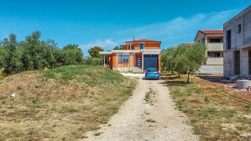 Novigrad! Samostojeća kuća sa 2 stana i 1.470 m2 okućnice!