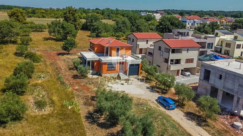 Novigrad! Samostojeća kuća sa 2 stana i 1.470 m2 okućnice!