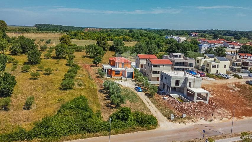 Novigrad! Samostojeća kuća sa 2 stana i 1.470 m2 okućnice!